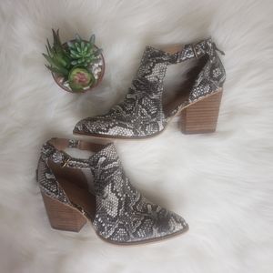 Catharine Malandrino NWOT snakeskin print booties size 7.5